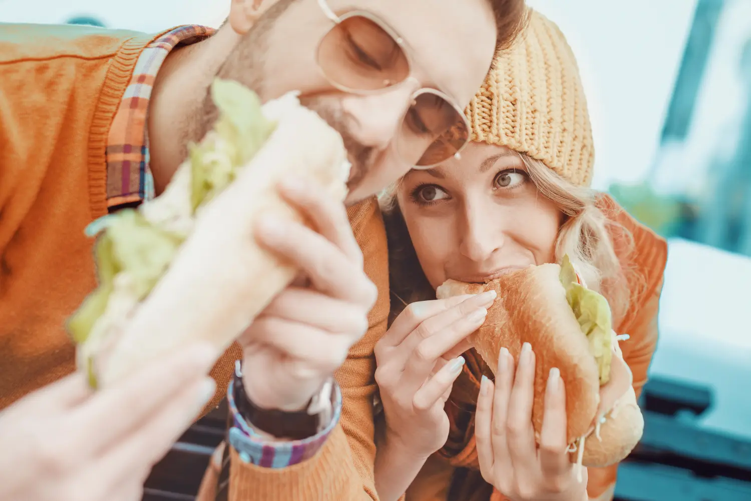 Paar isst Sandwich im Freien